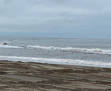 Tubulação de aço para dragagem da praia de Matinhos é transportada para o mar