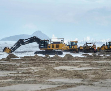 Tubulação de aço para dragagem da praia de Matinhos é transportada para o mar