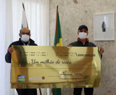 Ganhadores do sorteio de junho do Nota Paraná com R$1 milhão e R$200 mil recebem prêmios 