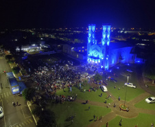 Cinema na Praça reúne quase mil pessoas em sessões ao ar livre