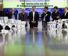 O governador Carlos Massa Ratinho Junior anunciou nesta terça-feira (28) a criação do 30º Batalhão da Polícia Militar (30º BPM), com sede em Londrina, no Norte do Estado. Ele também assinou a ordem de serviço para a conclusão das obras do Centro Estadual de Educação Profissional (CEEP) de Londrina entregou o certificado que garante a descentralização da gestão ambiental, que pode ser feita de forma autônoma pelo município.