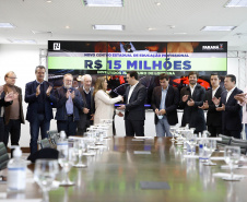 O governador Carlos Massa Ratinho Junior anunciou nesta terça-feira (28) a criação do 30º Batalhão da Polícia Militar (30º BPM), com sede em Londrina, no Norte do Estado. Ele também assinou a ordem de serviço para a conclusão das obras do Centro Estadual de Educação Profissional (CEEP) de Londrina entregou o certificado que garante a descentralização da gestão ambiental, que pode ser feita de forma autônoma pelo município.