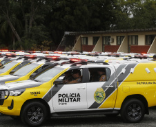 O governador Carlos Massa Ratinho Junior anunciou nesta segunda-feira (27) a contratação de 2 mil policiais militares e 400 bombeiros militares aprovados no concurso público realizado pela Secretaria da Segurança Pública no ano passado, além de 250 veículos, 88 motos e seis embarcações. Ele também também convocou 150 delegados, 200 investigadores, 50 papiloscopistas e 24 escrivães que vão compor os quadros da Polícia Civil do Paraná. O anúncio foi feito na cerimônia na Academia Policial Militar do Guatupê, 