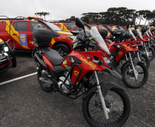 O governador Carlos Massa Ratinho Junior anunciou nesta segunda-feira (27) a contratação de 2 mil policiais militares e 400 bombeiros militares aprovados no concurso público realizado pela Secretaria da Segurança Pública no ano passado, além de 250 veículos, 88 motos e seis embarcações. Ele também também convocou 150 delegados, 200 investigadores, 50 papiloscopistas e 24 escrivães que vão compor os quadros da Polícia Civil do Paraná. O anúncio foi feito na cerimônia na Academia Policial Militar do Guatupê, 