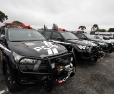 O governador Carlos Massa Ratinho Junior anunciou nesta segunda-feira (27) a contratação de 2 mil policiais militares e 400 bombeiros militares aprovados no concurso público realizado pela Secretaria da Segurança Pública no ano passado, além de 250 veículos, 88 motos e seis embarcações. Ele também também convocou 150 delegados, 200 investigadores, 50 papiloscopistas e 24 escrivães que vão compor os quadros da Polícia Civil do Paraná. O anúncio foi feito na cerimônia na Academia Policial Militar do Guatupê, 