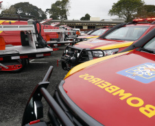 O governador Carlos Massa Ratinho Junior anunciou nesta segunda-feira (27) a contratação de 2 mil policiais militares e 400 bombeiros militares aprovados no concurso público realizado pela Secretaria da Segurança Pública no ano passado, além de 250 veículos, 88 motos e seis embarcações. Ele também também convocou 150 delegados, 200 investigadores, 50 papiloscopistas e 24 escrivães que vão compor os quadros da Polícia Civil do Paraná. O anúncio foi feito na cerimônia na Academia Policial Militar do Guatupê, 