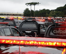 O governador Carlos Massa Ratinho Junior anunciou nesta segunda-feira (27) a contratação de 2 mil policiais militares e 400 bombeiros militares aprovados no concurso público realizado pela Secretaria da Segurança Pública no ano passado, além de 250 veículos, 88 motos e seis embarcações. Ele também também convocou 150 delegados, 200 investigadores, 50 papiloscopistas e 24 escrivães que vão compor os quadros da Polícia Civil do Paraná. O anúncio foi feito na cerimônia na Academia Policial Militar do Guatupê, 