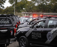 O governador Carlos Massa Ratinho Junior anunciou nesta segunda-feira (27) a contratação de 2 mil policiais militares e 400 bombeiros militares aprovados no concurso público realizado pela Secretaria da Segurança Pública no ano passado, além de 250 veículos, 88 motos e seis embarcações. Ele também também convocou 150 delegados, 200 investigadores, 50 papiloscopistas e 24 escrivães que vão compor os quadros da Polícia Civil do Paraná. O anúncio foi feito na cerimônia na Academia Policial Militar do Guatupê, 