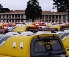 O governador Carlos Massa Ratinho Junior anunciou nesta segunda-feira (27) a contratação de 2 mil policiais militares e 400 bombeiros militares aprovados no concurso público realizado pela Secretaria da Segurança Pública no ano passado, além de 250 veículos, 88 motos e seis embarcações. Ele também também convocou 150 delegados, 200 investigadores, 50 papiloscopistas e 24 escrivães que vão compor os quadros da Polícia Civil do Paraná. O anúncio foi feito na cerimônia na Academia Policial Militar do Guatupê, 