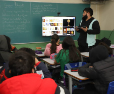 Mais de mil kits com TV e computador são entregues a escolas Região Metropolitana de Curitiba -