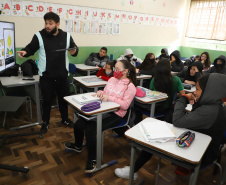 Mais de mil kits com TV e computador são entregues a escolas Região Metropolitana de Curitiba -