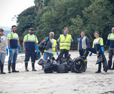 IAT realiza mutirão para coleta de resíduos sólidos em manguezais do Litoral do Estado