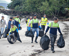 IAT realiza mutirão para coleta de resíduos sólidos em manguezais do Litoral do Estado