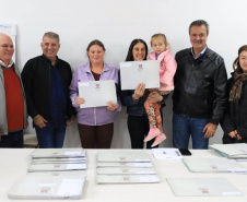 Famílias de Mandirituba recebem documentos para regularizar propriedades