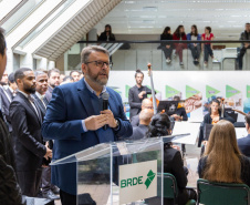 Colaboradores e parceiros em clima de confraternização comemoram com coro Ottava Bassa e foto no Palacete dos Leões