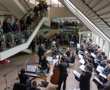 Colaboradores e parceiros em clima de confraternização comemoram com coro Ottava Bassa e foto no Palacete dos Leões