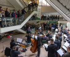 Colaboradores e parceiros em clima de confraternização comemoram com coro Ottava Bassa e foto no Palacete dos Leões