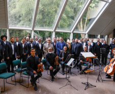 Colaboradores e parceiros em clima de confraternização comemoram com coro Ottava Bassa e foto no Palacete dos Leões