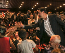 O programa Criança no Teatro foi lançado nesta quarta-feira (22) pelo governador Carlos Massa Ratinho Junior para uma plateia de cerca de 1,2 mil estudantes de escolas públicas de Curitiba e Região Metropolitana.