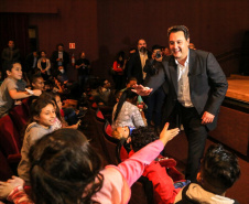 O programa Criança no Teatro foi lançado nesta quarta-feira (22) pelo governador Carlos Massa Ratinho Junior para uma plateia de cerca de 1,2 mil estudantes de escolas públicas de Curitiba e Região Metropolitana.