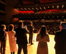 O programa Criança no Teatro foi lançado nesta quarta-feira (22) pelo governador Carlos Massa Ratinho Junior para uma plateia de cerca de 1,2 mil estudantes de escolas públicas de Curitiba e Região Metropolitana.