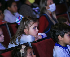 O programa Criança no Teatro foi lançado nesta quarta-feira (22) pelo governador Carlos Massa Ratinho Junior para uma plateia de cerca de 1,2 mil estudantes de escolas públicas de Curitiba e Região Metropolitana.