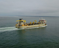 Orla de Matinhos: navio de 166 metros que fará a dragagem de areia já está no Paraná