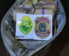 BPFron e Polícia Federal apreendem embarcação carregada com droga em Guaíra