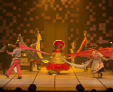Grupo de bailarinos master do Guaíra apresenta espetáculo com audiodescrição e Libras