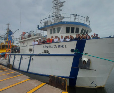 Alunos e professores da Unioeste embarcam no Porto de Paranaguá para atividades em mar
