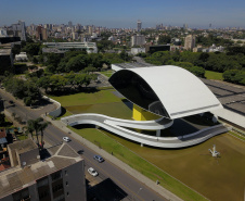 Museu Oscar Niemeyer tem programação especial em outubro para público com mais de 60 anos