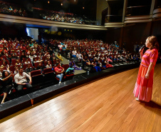 Primeira apresentação do projeto Crianças no Teatro encanta plateia em Francisco Beltrão