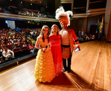 Primeira apresentação do projeto Crianças no Teatro encanta plateia em Francisco Beltrão