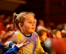 Primeira apresentação do projeto Crianças no Teatro encanta plateia em Francisco Beltrão