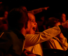 Primeira apresentação do projeto Crianças no Teatro encanta plateia em Francisco Beltrão