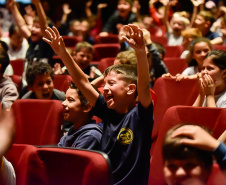 Primeira apresentação do projeto Crianças no Teatro encanta plateia em Francisco Beltrão