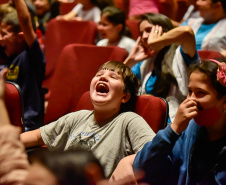 Primeira apresentação do projeto Crianças no Teatro encanta plateia em Francisco Beltrão