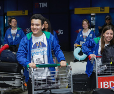  Estudantes participantes do programa Ganhando o Mundo, do Governo do Estado, chegam ao Aeroporto Afonso Pena após estudarem um semestre letivo na Nova Zelândia 