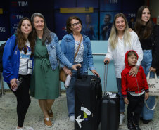  Estudantes participantes do programa Ganhando o Mundo, do Governo do Estado, chegam ao Aeroporto Afonso Pena após estudarem um semestre letivo na Nova Zelândia 