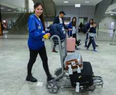  Estudantes participantes do programa Ganhando o Mundo, do Governo do Estado, chegam ao Aeroporto Afonso Pena após estudarem um semestre letivo na Nova Zelândia 