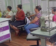 Carreta do Conhecimento leva Curso de Corte e Costura Industrial à Flórida