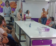 Carreta do Conhecimento leva Curso de Corte e Costura Industrial à Flórida