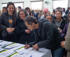  Criado para facilitar a regularização de imóveis sem registro em todo o Paraná, o programa Escritura na Mão será ampliado pelo Governo do Estado a partir de 2023. Com isso, a meta estabelecida inicialmente, de atender 16 mil famílias, deverá ser expandida a partir do firmamento de novas parcerias com os municípios e de um modelo mais simples de contratação - 