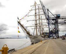 Navio-veleiro Cisne Branco atrai trabalhadores e visitantes no cais do Porto de Paranaguá 