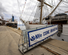 Navio-veleiro Cisne Branco atrai trabalhadores e visitantes no cais do Porto de Paranaguá 