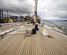 Navio-veleiro Cisne Branco atrai trabalhadores e visitantes no cais do Porto de Paranaguá 