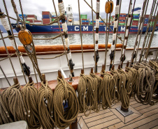 Navio-veleiro Cisne Branco atrai trabalhadores e visitantes no cais do Porto de Paranaguá 