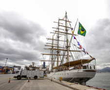 Navio-veleiro Cisne Branco atrai trabalhadores e visitantes no cais do Porto de Paranaguá 