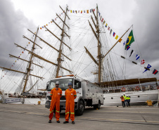 Navio-veleiro Cisne Branco atrai trabalhadores e visitantes no cais do Porto de Paranaguá 