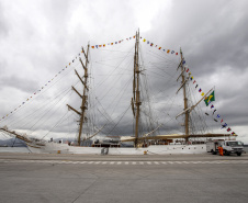 Navio-veleiro Cisne Branco atrai trabalhadores e visitantes no cais do Porto de Paranaguá 